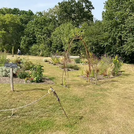 Stunning Modern Cozy 5 Star 3 Bedroom House-free Parking Greater London Metro Stations Hosted By Tony