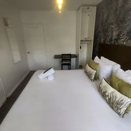 R1 Superking Sized Bed & 65