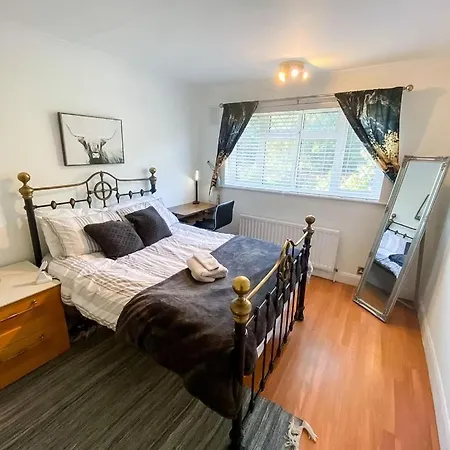 Stunning Modern Cozy 5 Star 3 Bedroom House-free Parking Greater London Metro Stations Hosted By Tony *