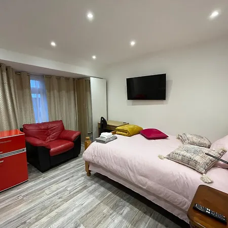 Luxury With En-suite Bathrooms - West London *