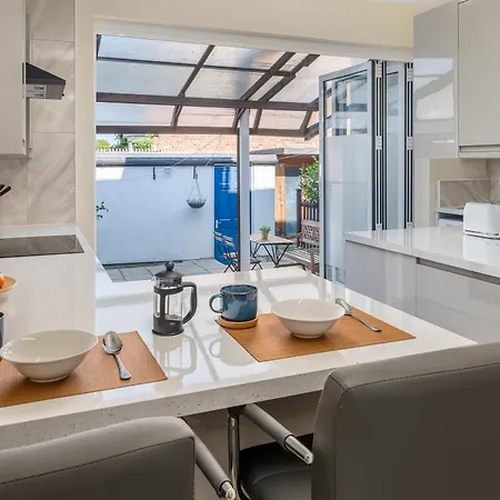 Homely And Stylish With A Garden In East Finchley