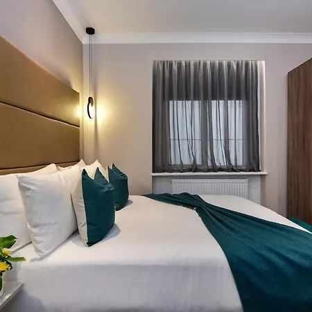 Queens Park Premier Hyde Park 4*