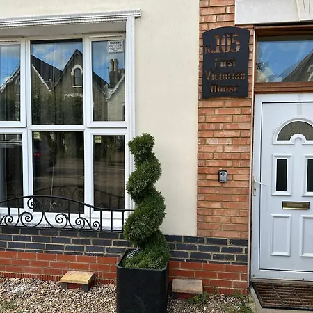 Holiday home North Spacious: 7-bedroom Group Retreat With Gym London