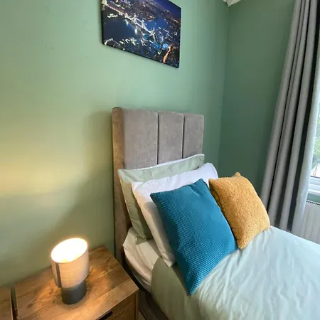 Сasa de vacaciones Special Offers, Sleeps 5, Hanwell, London W7, Free Parking
