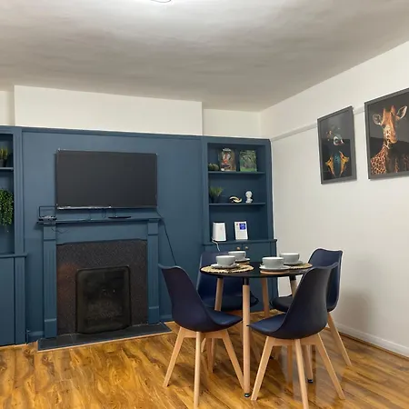 Elegant 2 Bedroom Flat In Chiswick Near Tube Stations Apartment London