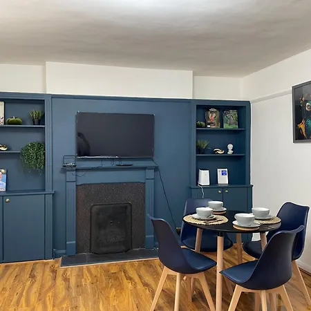 Elegant 2 Bedroom Flat In Chiswick Near Tube Stations Apartment