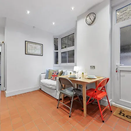 Quiet 2x Bedroom Victorian Terrace Flat + Garden *