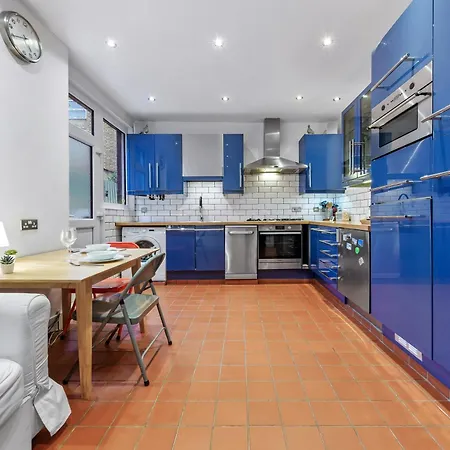 Quiet 2x Bedroom Victorian Terrace Flat + Garden Apartment London