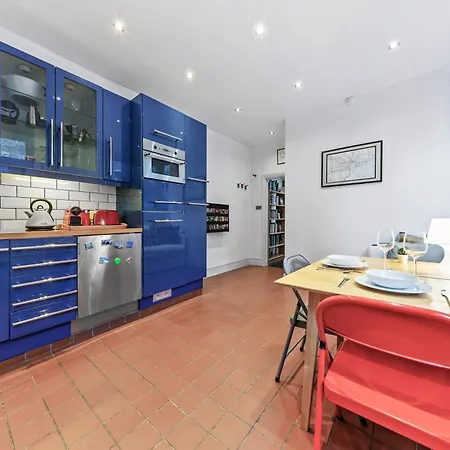 Quiet 2x Bedroom Victorian Terrace Flat + Garden