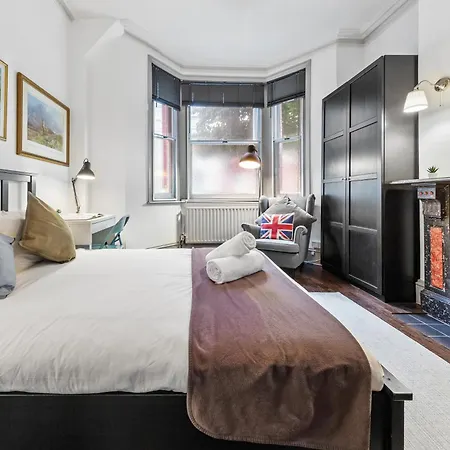 Quiet 2x Bedroom Victorian Terrace Flat + Garden London