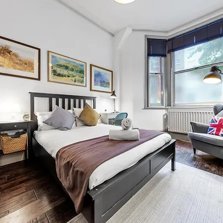 Quiet 2x Bedroom Victorian Terrace Flat + Garden Apartment *