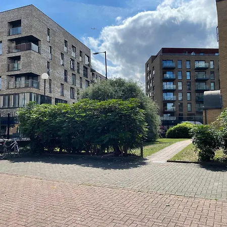 Surrey Docks Se16 Near Canada Water N Easy Access Canary Wharf Apartment *