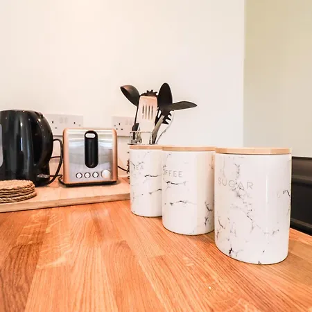 Apartment Beautiful 2-Bedroom Flat Just Steps From Oval Station