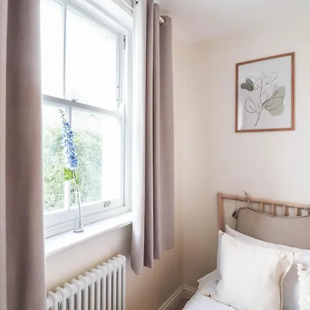 Beautiful 2-Bedroom Flat Just Steps From Oval Station London