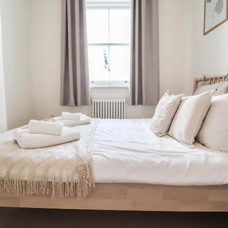 Apartment Beautiful 2-Bedroom Flat Just Steps From Oval Station London