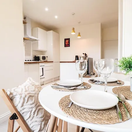 Beautiful 2-Bedroom Flat Just Steps From Oval Station Apartment London