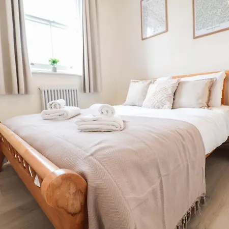 Beautiful 2-Bedroom Flat Just Steps From Oval Station Apartment London