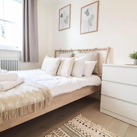 Beautiful 2-Bedroom Flat Just Steps From Oval Station *