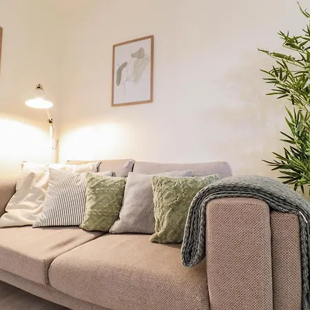 Beautiful 2-Bedroom Flat Just Steps From Oval Station