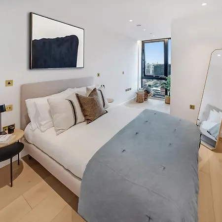 Modern At Enclave Located In Central * London