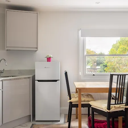 Kensington High Street Apartment *