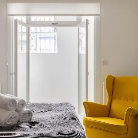 Kensington High Street Apartment *