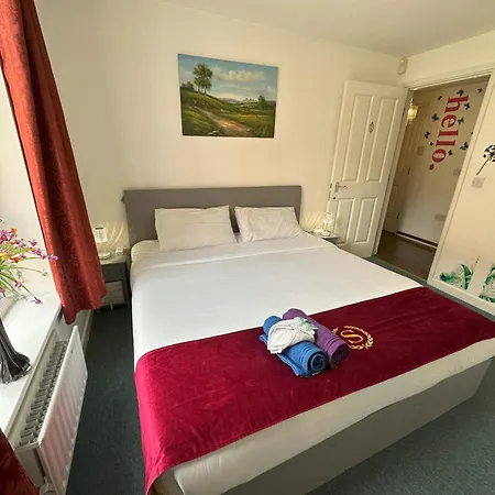 2 Bed 2 Bath - Free Parking - 3min Walk To The Train Station - 19min To Liverpool Street 5min To Victoria Line 1gb Broadband Super Fast Internet Ground Floor 100s Of Shops Restaurants Bakeries 24-hour Asda Superst * Londres
