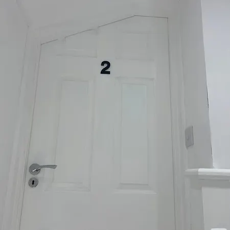 Panzió Air Conditioned Modern Double Bed Room With Private Attached Bathroom - Free Parking - Near London Heathrow Airport & Southall Broadway *