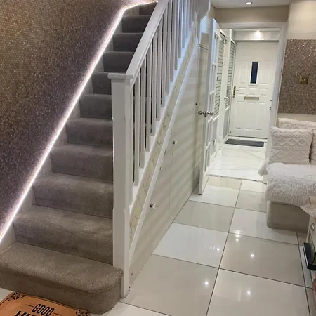 Air Conditioned Modern Double Bed Room With Private Attached Bathroom - Free Parking - Near London Heathrow Airport & Southall Broadway *