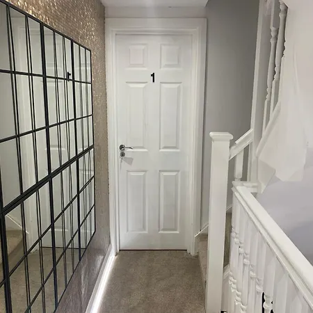 Air Conditioned Modern Double Bed Room With Private Attached Bathroom - Free Parking - Near London Heathrow Airport & Southall Broadway Panzió *