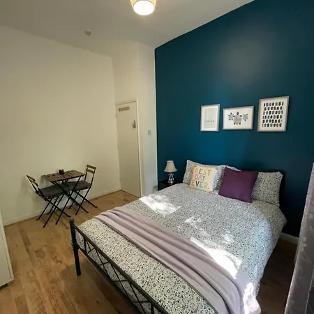 Contemporary Private Near Central London