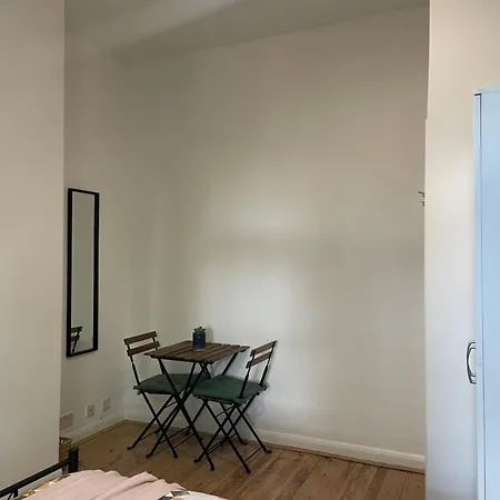 Contemporary Private Near Central Homestay