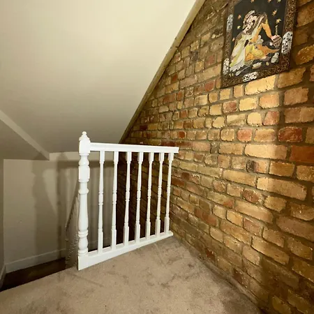 North Spacious: 7-bedroom Group Retreat With Gym London