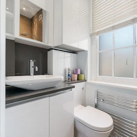 Superb One Bedroom In Soho Apartment *