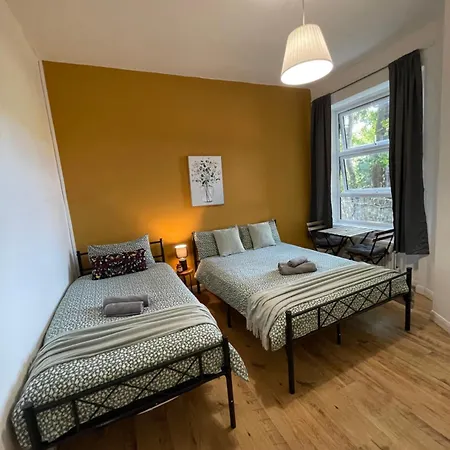 Contemporary Private Near Central Homestay