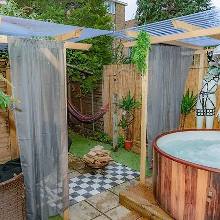 Apartment Unique W/garden Hot Tub, Sauna & Cinema London