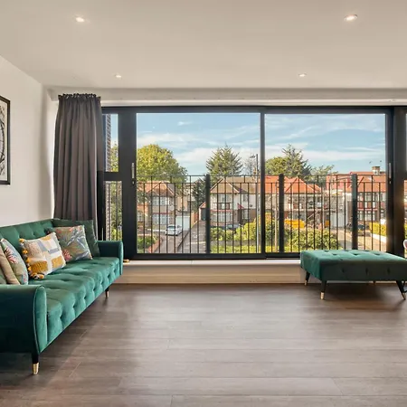 Modern Penthouse In Wembley