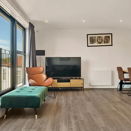 Modern Penthouse In Wembley *