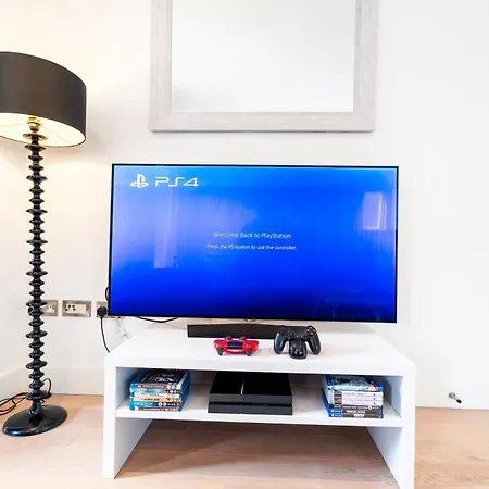 Greenwich Station Suite: Luxury 2-bed With Playstation London