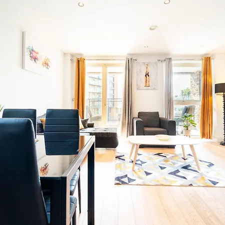 Greenwich Station Suite: Luxury 2-bed With Playstation London