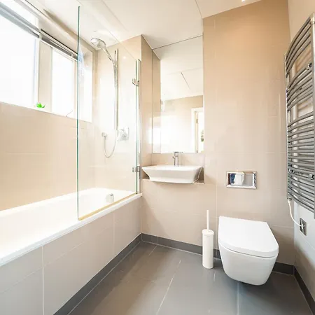 Greenwich Station Suite: Luxury 2-bed With Playstation Apartment *