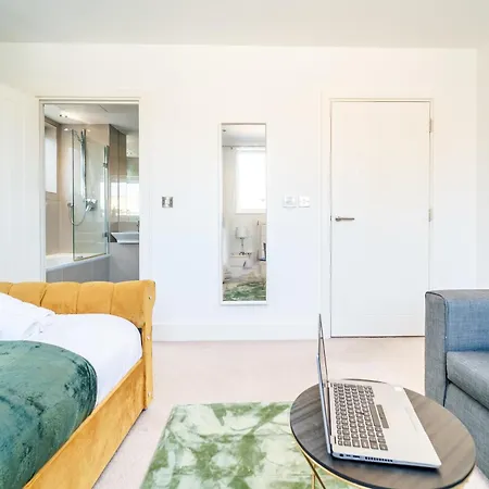 Greenwich Station Suite: Luxury 2-bed With Playstation Apartment London