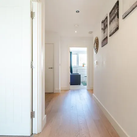 Greenwich Station Suite: Luxury 2-bed With Playstation Apartment London