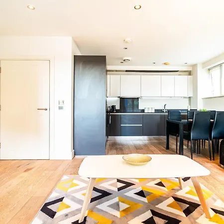 Greenwich Station Suite: Luxury 2-bed With Playstation Apartment London