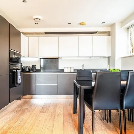 Greenwich Station Suite: Luxury 2-bed With Playstation London