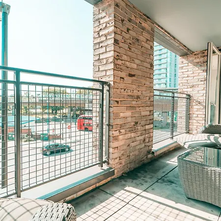 Greenwich Station Suite: Luxury 2-bed With Playstation Apartment