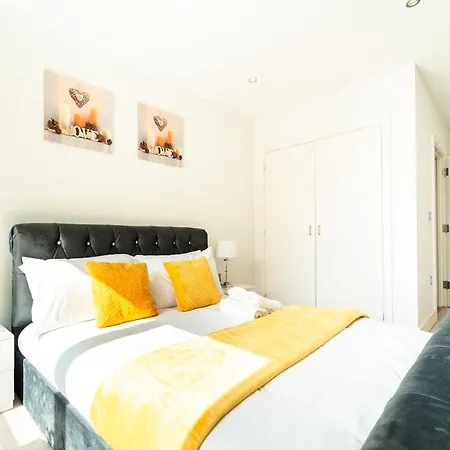 Greenwich Station Suite: Luxury 2-bed With Playstation