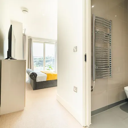 Greenwich Station Suite: Luxury 2-bed With Playstation Apartment