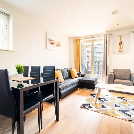 Greenwich Station Suite: Luxury 2-bed With Playstation London