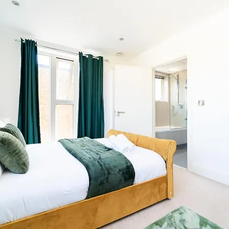 Greenwich Station Suite: Luxury 2-bed With Playstation London